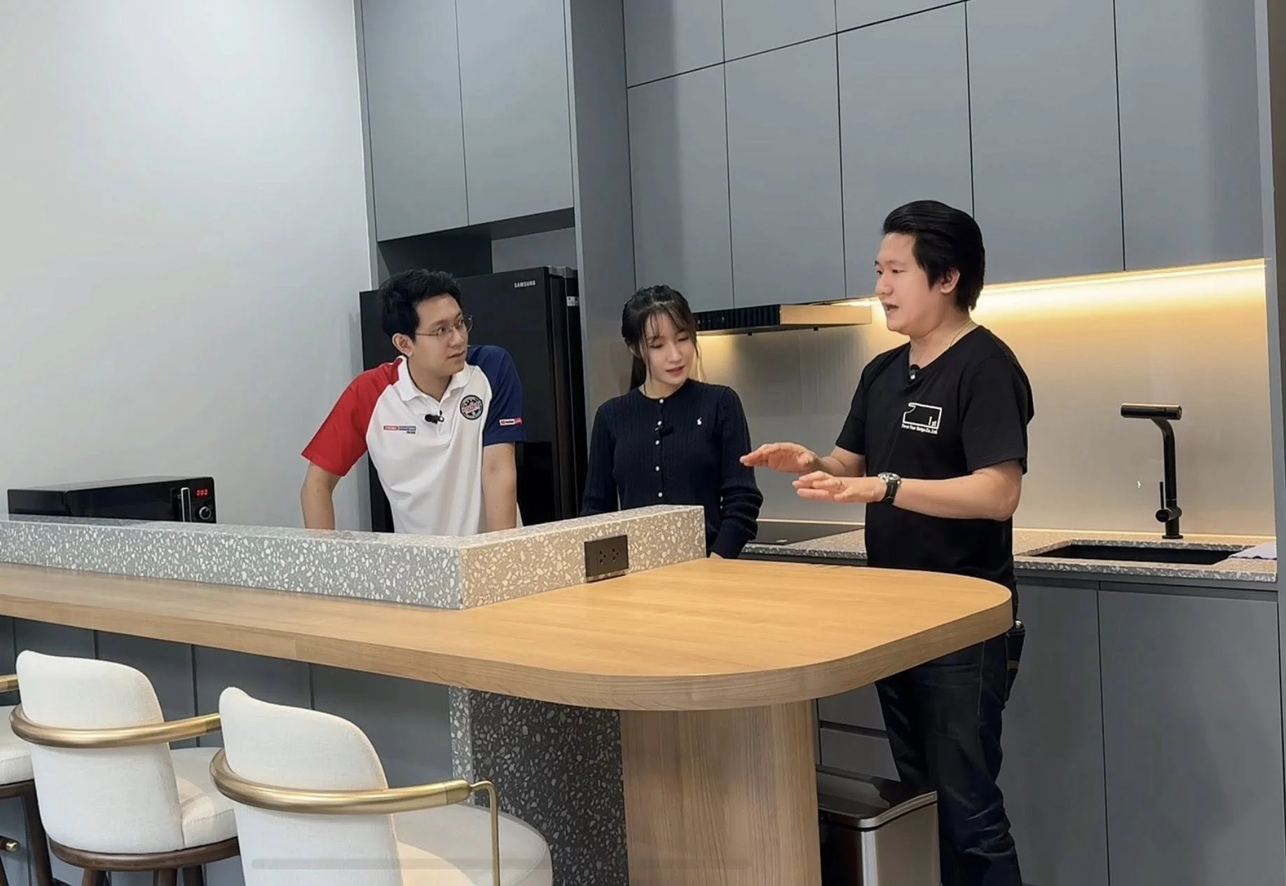เจ้าของ First Floor Design พูดคุยและอธิบายรายละเอียดงานกับลูกค้า