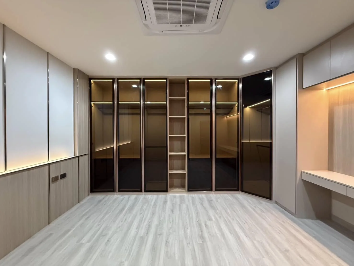 ห้องแต่งตัวและงาน Built-in ภายใน Big Song Residence ท่าจีน