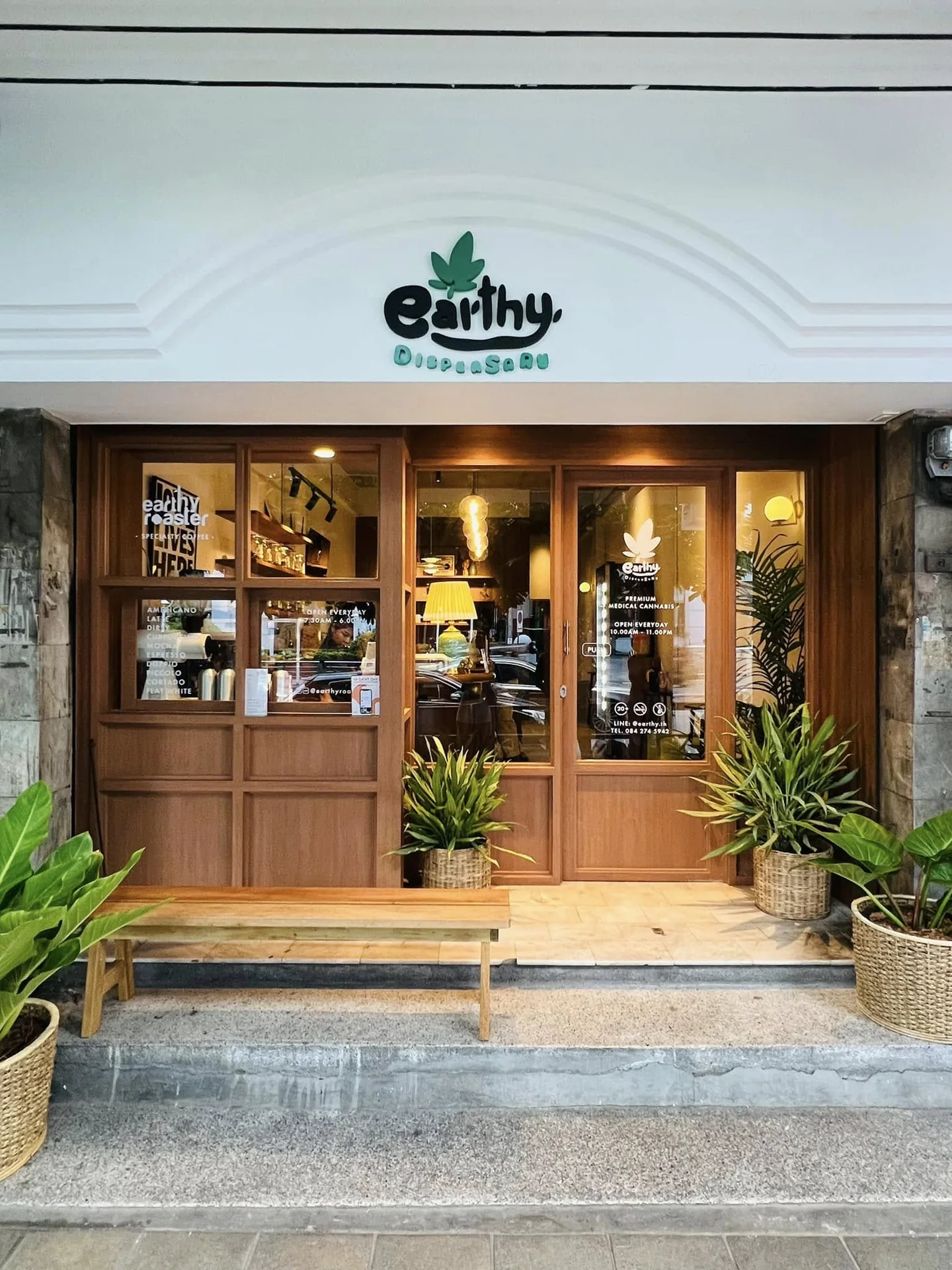 หน้าร้าน Earthy Dispensary Shop ประตูน้ำ