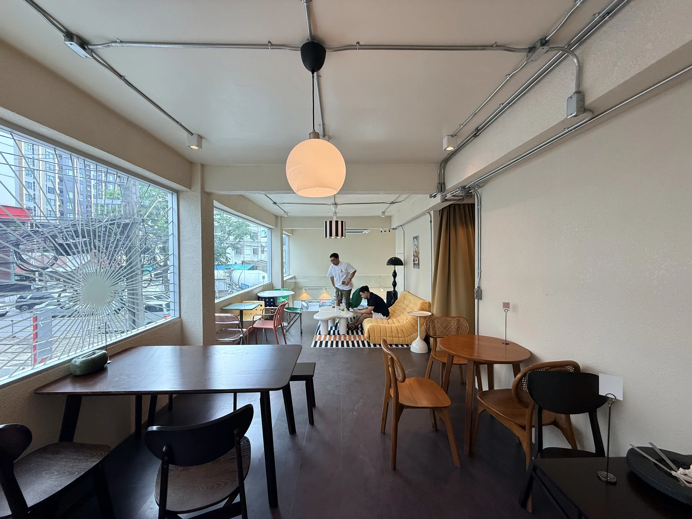 บรรยากาศภายใน Liq Cafe สุขุมวิท 62
