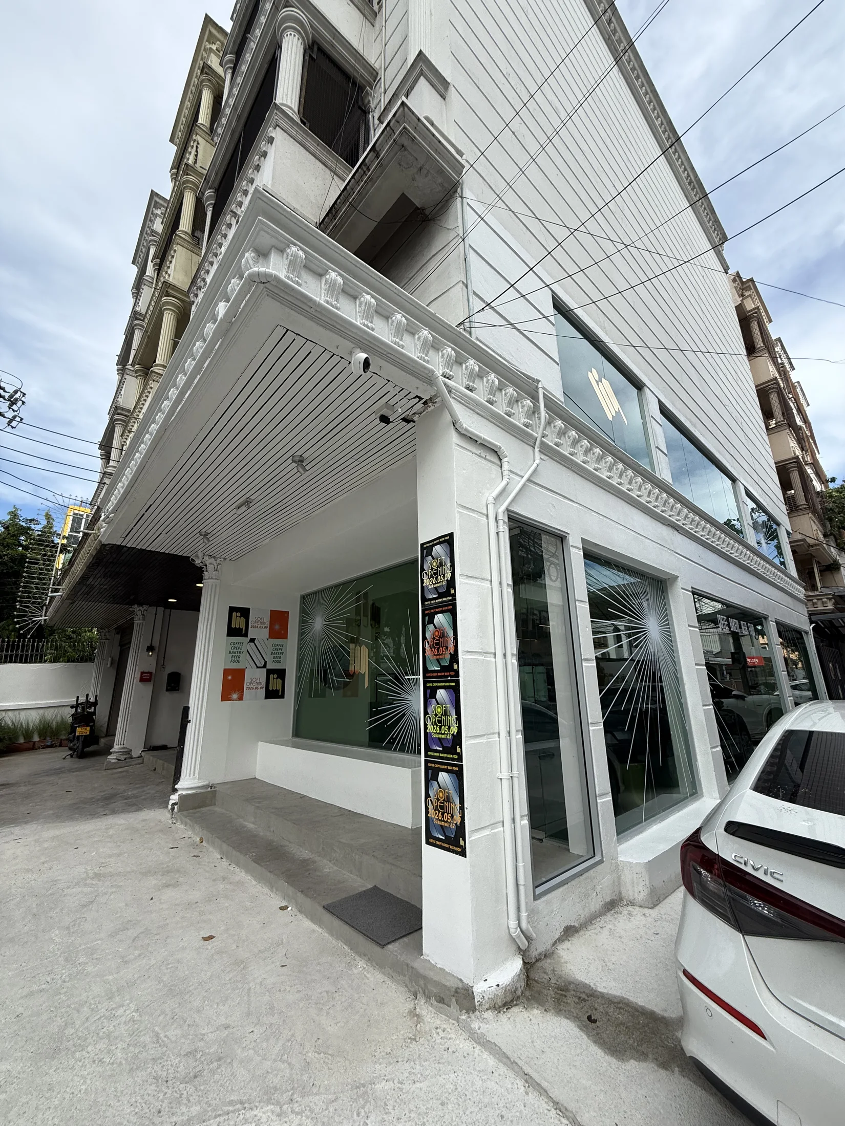 อาคารและหน้าร้าน Liq Cafe สุขุมวิท 62