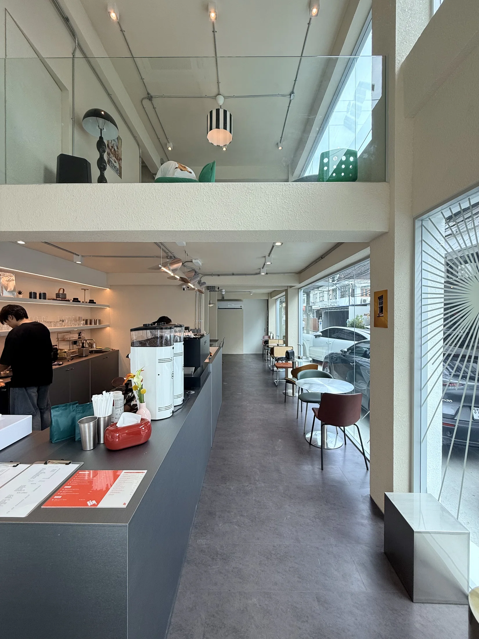 เคาน์เตอร์กาแฟและพื้นที่ทำงานภายในร้าน