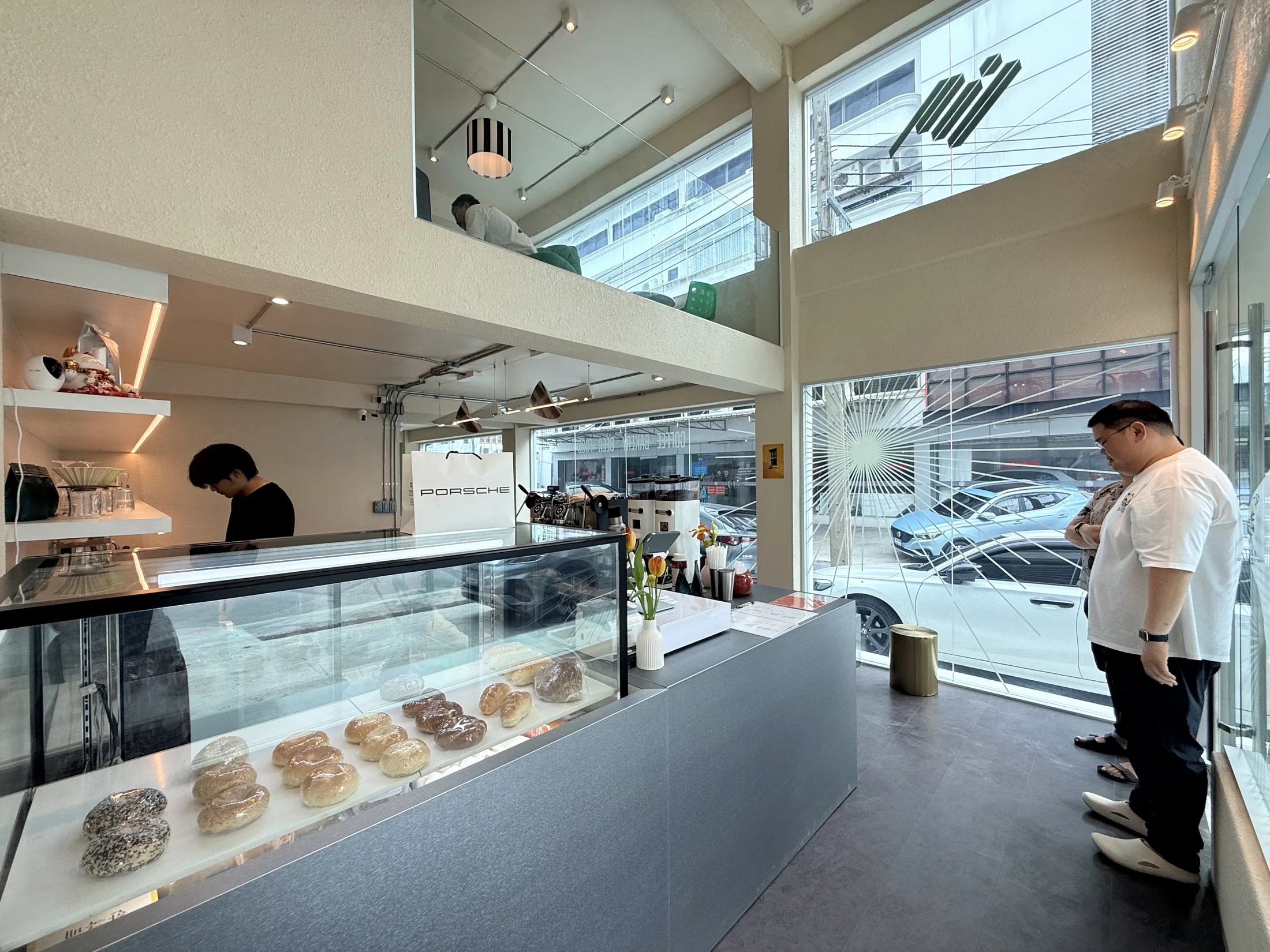 เคาน์เตอร์ขนมและพื้นที่บริการภายใน Liq Cafe