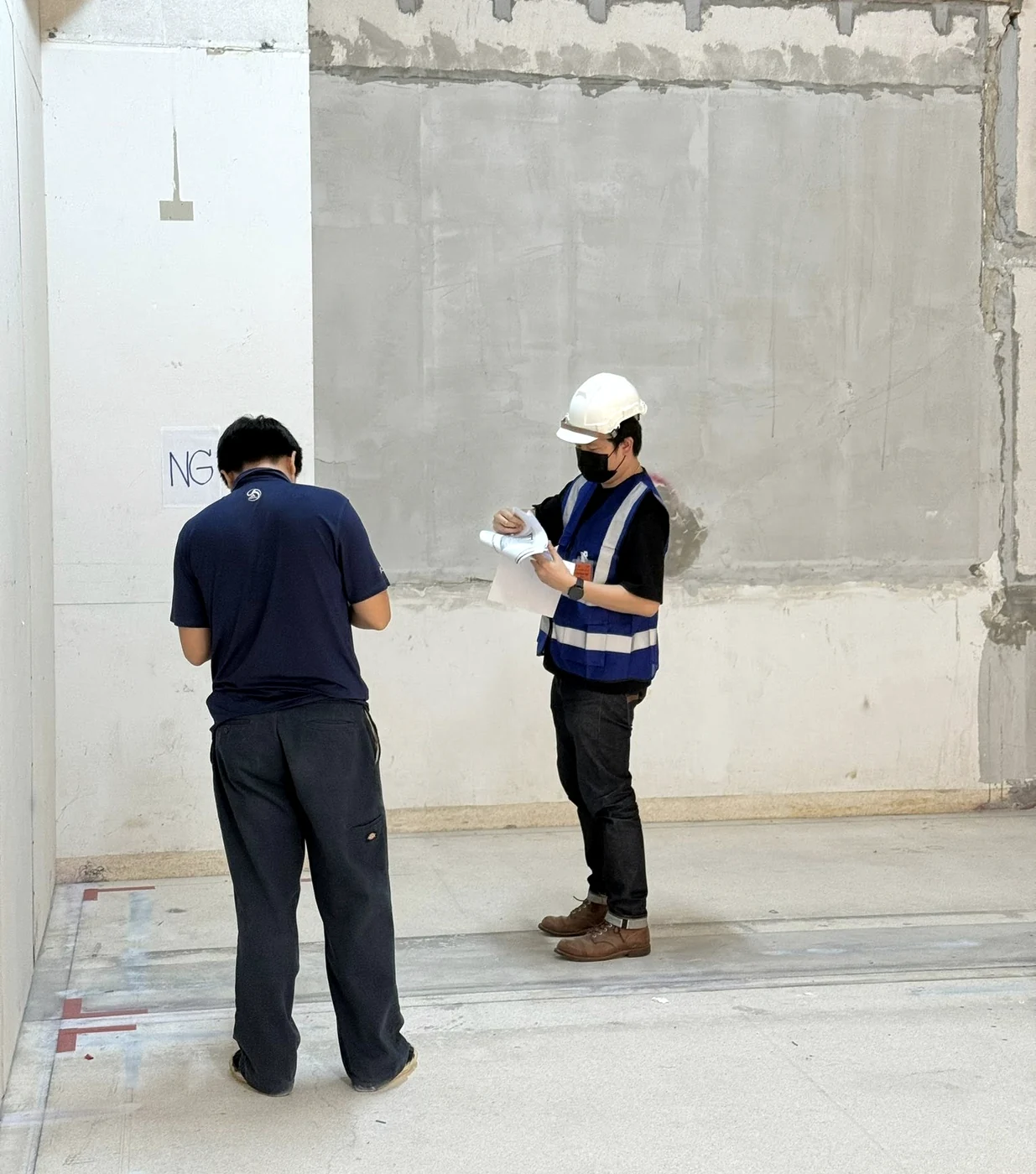 เจ้าของ First Floor Design ตรวจแบบและควบคุมงานก่อสร้างที่หน้างาน